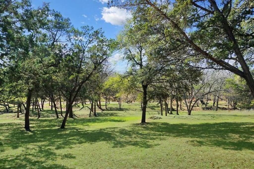 Fox Hollow - Tiny Home With Cypress Creek Access, Park Like Setting วิมเบอร์ลีย์ ภายนอก รูปภาพ