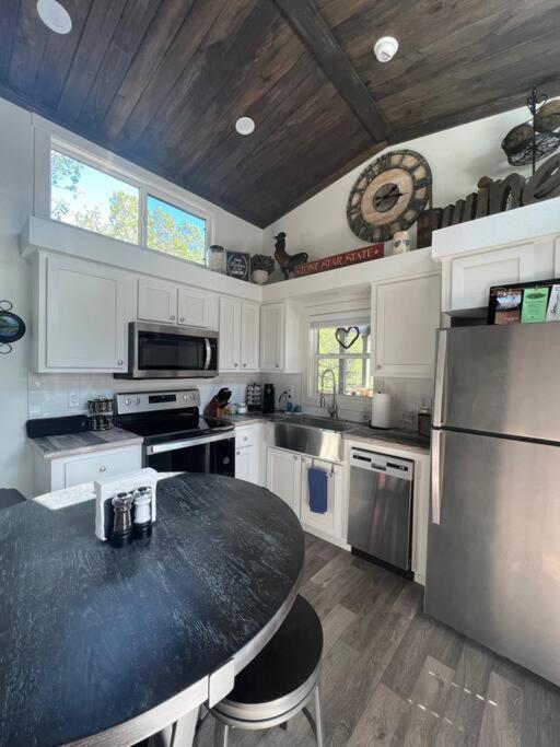 Fox Hollow - Tiny Home With Cypress Creek Access, Park Like Setting วิมเบอร์ลีย์ ภายนอก รูปภาพ