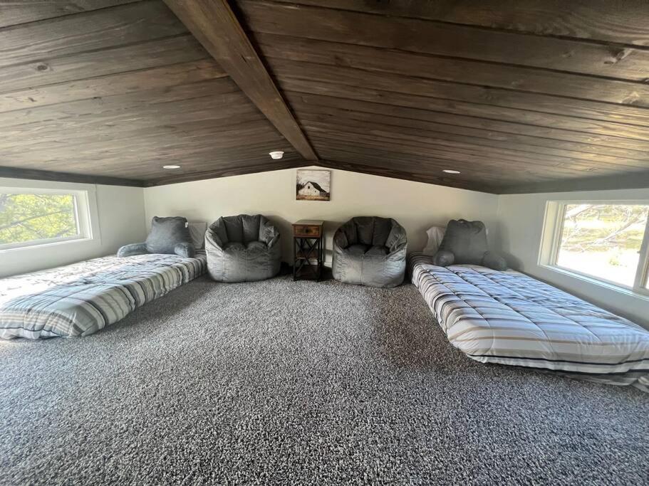 Fox Hollow - Tiny Home With Cypress Creek Access, Park Like Setting วิมเบอร์ลีย์ ภายนอก รูปภาพ